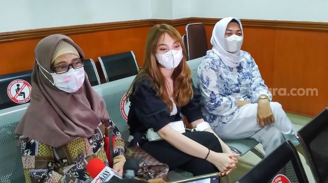 Aktris Aisyah Aqilah (tengah) bersama Ibunda dari Jeff Smith, Areistiani (kiri) saat datang mengikuti jalannya sidang kasus narkoba yang menjerat kekasihnya, Jeff Smith di Pengadilan Negeri Jakarta Barat, Rabu (4/8/2021). [Suara.com/Alfian Winanto]