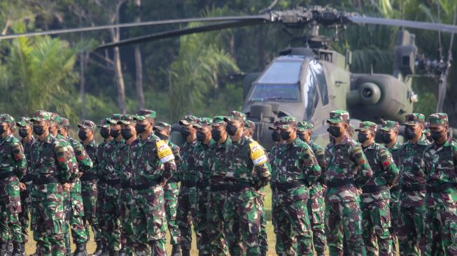 Personel TNI AD mengikuti pembukaan Latihan Bersama Garuda Shield ke 15/2021 di Pusat Latihan Tempur (Puslatpur) TNI AD di Baturaja, OKU, Sumatera Selatan, Rabu (4/8/2021). [ANTARA FOTO/Nova Wahyudi]