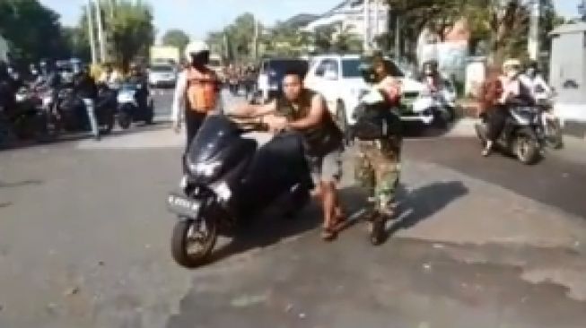 Viral Pria Mengamuk Rusak Portal Penyekatan di Sidoarjo, Pelaku Digiring ke RS Jiwa