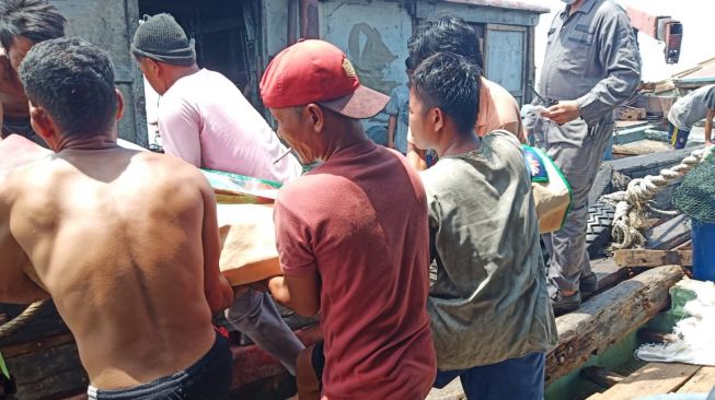 Evakuasi korban tewas dalam kebakaran kapal nelayan di perairan Pulau Berhala, Sergai, Sumatera Utara. [Ist]
