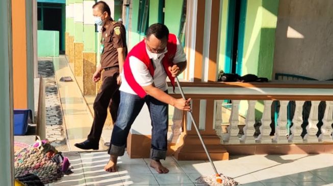 Ini Penampakan Wabup Lampung Tengah Dihukum Bersihkan Masjid karena Langgar Prokes