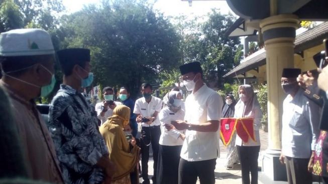 Fakir Miskin Hingga Marbot Masjid Dapatkan Sumbangan 