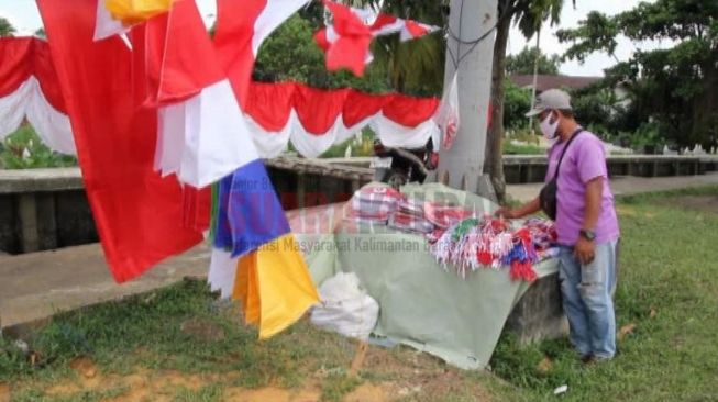Pedagang Umbul-Umbul dan Bendera Baka Laris Yakin Jualannya Ludes