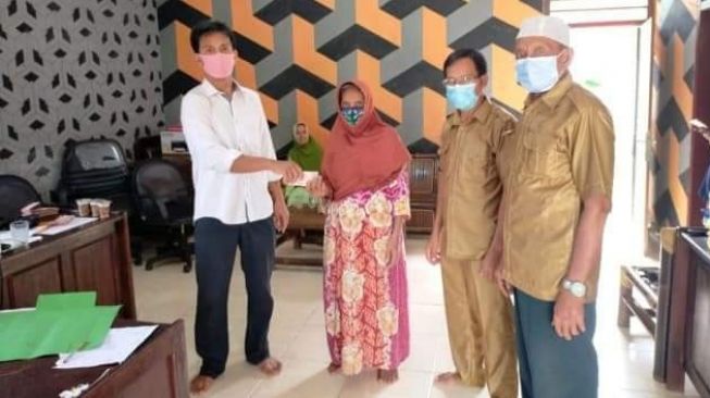 Rio Telentam Bagikan BLT DD Tahap 5-7 kepada Warga