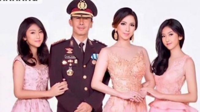 Viral Kisah Wanita Cantik yang Dinikahi Kapolsek di Usia 19 Tahun