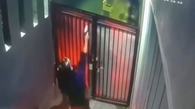 Aksi Maling Bobol Toko Mainan di Tangsel Terekam CCTV, Kerugian Hingga Puluhan Juta