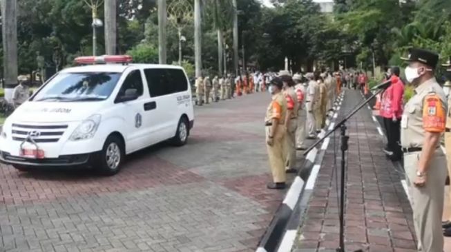 Wali Kota Jakarta Timur M. Anwar saat memimpin pelepasan jenazah Lurah Pondok Bambu Angga Sastra Amidjaya di Kantor Wali Kota Jakarta Timur, Kamis (5/8/2021). [ANTARA/Yogi Rachman]