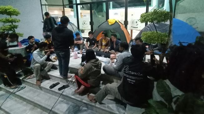 Dirikan Tenda dan Bermalam di Rektorat, Mahasiswa Unsri Tuntut UKT Dipotong