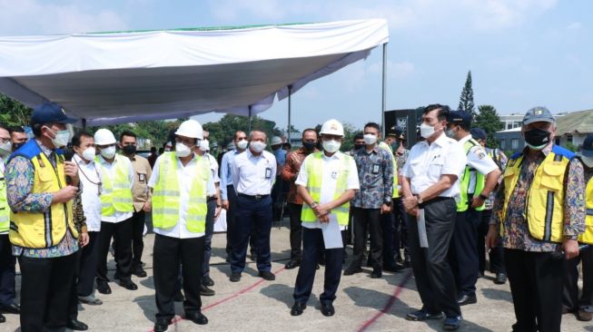 Menko Marves Luhut Binsar Pandjaitan saat meninjau pembangunan Sodetan dari Sungai Ciliwung ke Kanal Banjir Timur, Rabu (4/8/2021). (Dok. Humas Kemenko Marves)