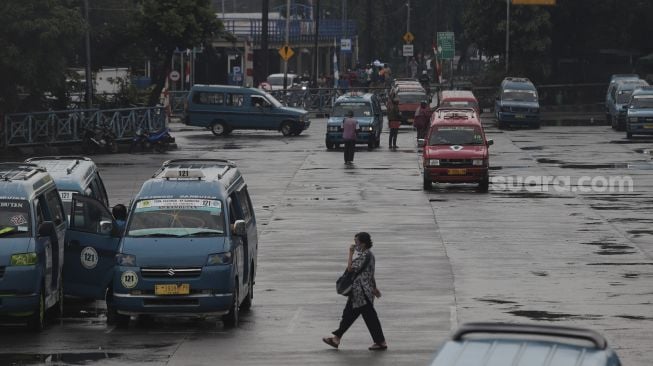 Angkutan umum kota (angkot) menunggu penumpang di Terminal Kampung Rambutan, Jakarta, Kamis (5/8/2021). [Suara.com/Angga Budhiyanto]