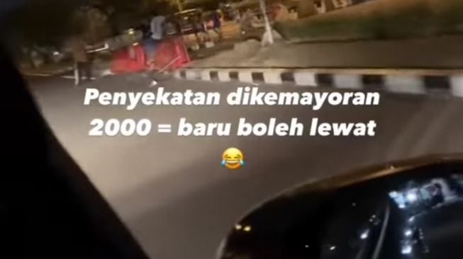 Tangkapan layar--Sejumlah bocah belasan tahun melakukan pungutan liar alias pungli di titik pos penyekatan PPKM wilayah Kemayoran, Jakarta Pusat. 