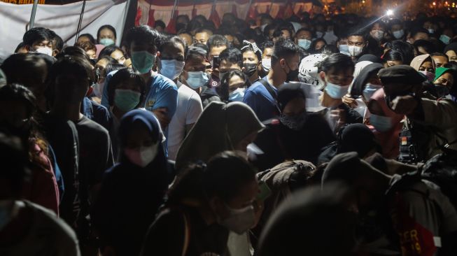 Warga antre mendaftar vaksinasi di kawasan Jalan Yos Sudarso, Palangkaraya, Kalimantan Tengah, Rabu (4/8/2021). ANTARA FOTO/Makna Zaezar