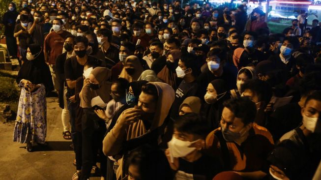 Warga antre mendaftar vaksinasi di kawasan Jalan Yos Sudarso, Palangkaraya, Kalimantan Tengah, Rabu (4/8/2021). ANTARA FOTO/Makna Zaezar