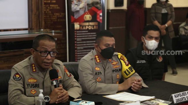 Suasana konferensi pers pemeriksaan DJ Dinar Candy terkait aksinya yang viral di media sosial di Polres Metro Jakarta Selatan, Kamis (5/8/2021). [Suara.com/Alfian Winanto]