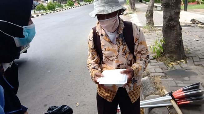 Menebar Manfaat bagi Sesama, Mahasiswa KKN UIN Walisongo Berbagi Makanan untuk Warga