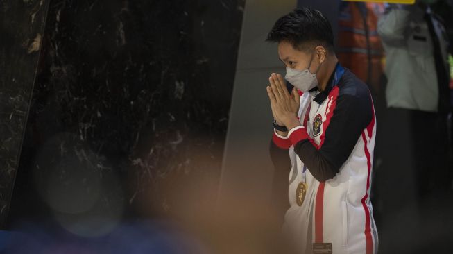 Pebulutangkis ganda putri peraih medali emas Olimpiade Tokyo 2020, Apriyani Rahayu memberi salam setibanya di Bandara Soekarno Hatta, Tangerang, Banten, Rabu (4/8/2021). ANTARA FOTO/Aditya Pradana Putra