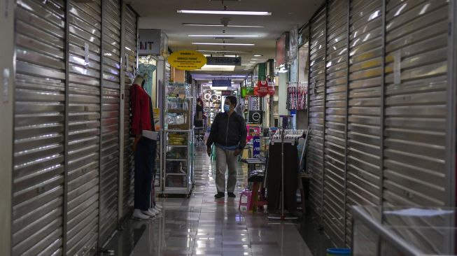 Pengunjung berada di pusat perbelanjaan di Jakarta, Rabu (4/8/2021).  ANTARA FOTO/Galih Pradipta
