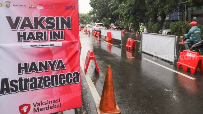 Papan berisi informasi vaksinasi Covid-19 secara Drive Thru di Polres Metro Jakarta Selatan, Kamis (5/8/2021) . [Suara.com/Alfian Winanto]