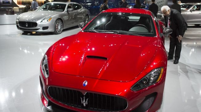 New York International Auto Show 2016, tampak seorang pengunjung menyimak  Maserati GranTurismo MC [AFP/Don Emmert].