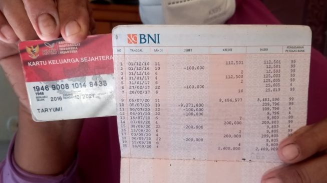 Bukti cetak buku rekening penerima PKH di Karang Tengah, Kota Tangerang. [Suara.com Muhammad Jehan Nurhakim]