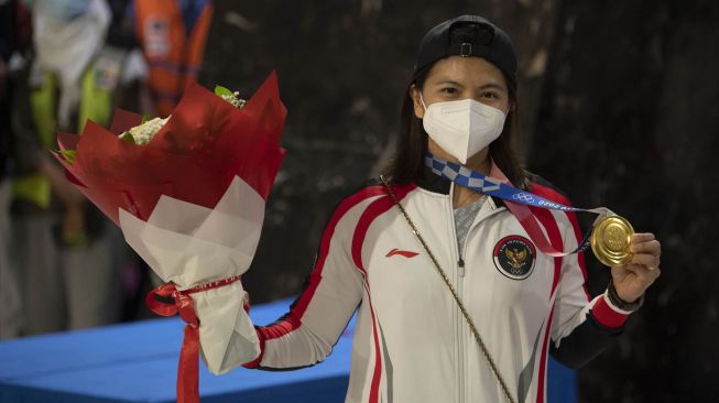 Pebulutangkis ganda putri peraih medali emas Olimpiade Tokyo 2020, Greysia Polii berpose setiba di Bandara Soekarno Hatta, Tangerang, Banten, Rabu (4/8/2021). ANTARA FOTO/Aditya Pradana Putra