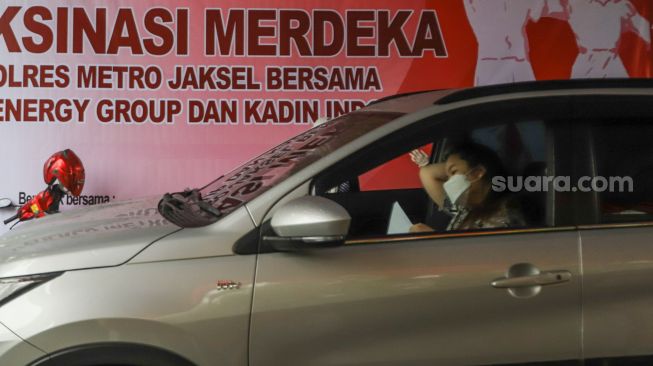 Suasana jalannya proses vaksinasi Covid-19 warga secara Drive Thru di Polres Metro Jakarta Selatan, Kamis (5/8/2021) . [Suara.com/Alfian Winanto]