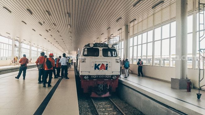 Uji coba proyek jalur kereta api (KA) Bandara Yogyakarta International Airport (YIA) di Kulon Progo, Kamis (5/8/2021). - (SuaraJogja.id/Hiskia Andika)