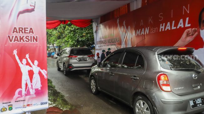 Suasana jalannya proses vaksinasi Covid-19 warga secara Drive Thru di Polres Metro Jakarta Selatan, Kamis (5/8/2021) . [Suara.com/Alfian Winanto]