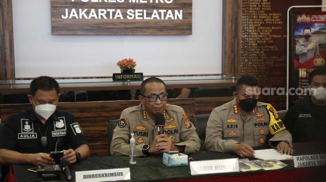 Suasana konferensi pers pemeriksaan DJ Dinar Candy terkait aksinya yang viral di media sosial di Polres Metro Jakarta Selatan, Kamis (5/8/2021). [Suara.com/Alfian Winanto]