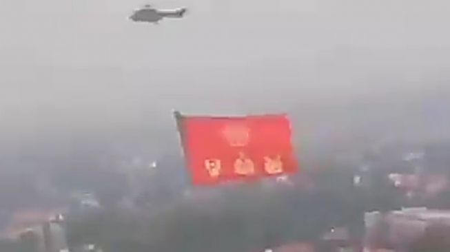 Viral Bendera Raksasa Kesatuan TNI Ditarik Helikopter