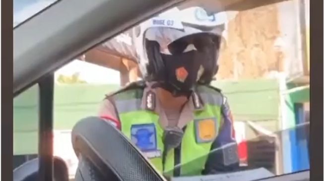 Viral Polisi Berseragam Lengkap Rela Jualan Koran di Jalan, Ternyata Ini Alasannya