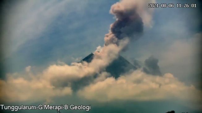 Gunung Merapi mengeluarkan awan panas guguran pada Jumat (6/8/2021) siang. - (SuaraJogja.id/HO-BPPTKG)