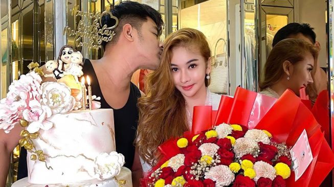 Guntur Triyoga bersama istri, Apris Devita. [Instagram]