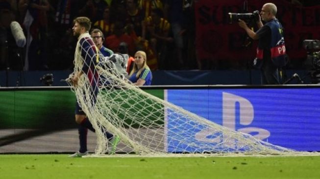 Bek Barcelona, Gerard Pique melakukan selebrasi menggunting jaring gawang. (OLIVIER MORIN / AFP)