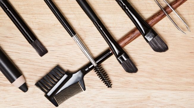 Spoolie Brush, sisir alis, sikat alis, alat make up (elemen envato)