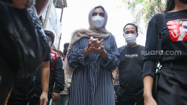 Aktris Ashanty saat menuju posko pengungsian korban kebakaran di Jalan Karet Pasar Baru 1, Karet Tengsin, Jakarta Pusat, Jumat (6/8/2021). [Suara.com/Alfian Winanto]