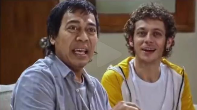 Komeng dan Valentino Rossi dalam sebuah iklan layar kaca. [Dok. Instagram @komeng.original]