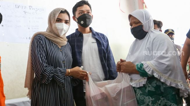 Aktris Ashanty memberikan bantuan berupa sembako kepada warga korban kebakaran di Jalan Karet Pasar Baru 1, Karet Tengsin, Jakarta Pusat, Jumat (6/8/2021). [Suara.com/Alfian Winanto]