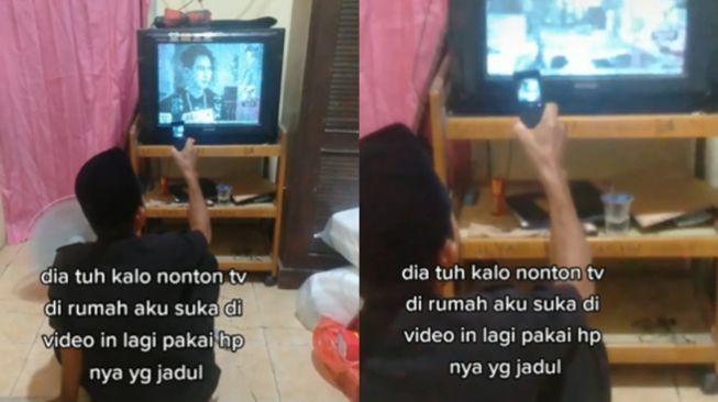 Bapak merekam pakai HP jadul saat nonton TV. (Tiktok/@ig.siskatriha_)