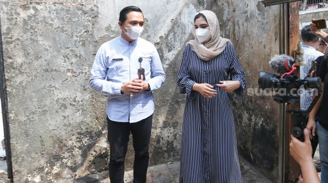 Aktris Ashanty meninjau lokasi kebakaran di Jalan Karet Pasar Baru 1, Karet Tengsin, Jakarta Pusat, Jumat (6/8/2021). [Suara.com/Alfian Winanto]