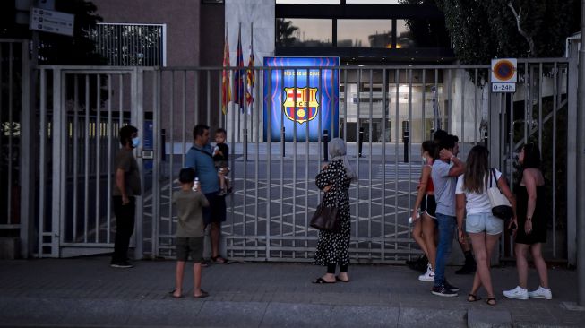 Fans Barcelona berkumpul di luar Camp Nou, Barcelona, Spanyol, Kamis (5/8). [Foto AFP]
