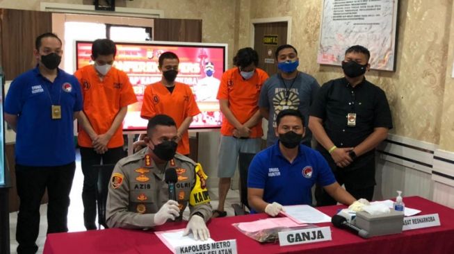 Tangkap Derry NEO, Polres Metro Jakarta Selatan Amankan Barbuk 59,8 Gram Ganja