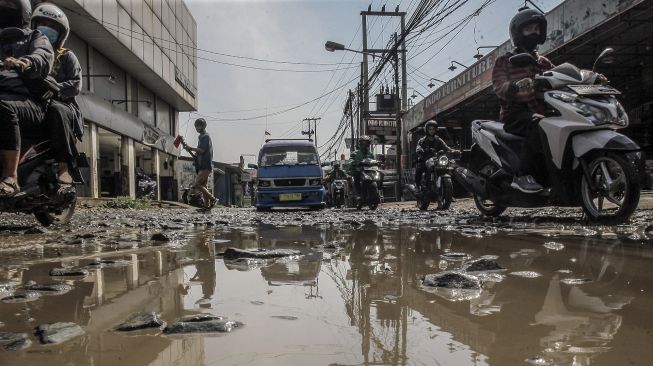 Disebut Penyebab Rusaknya Jalan Raya, Truk AMDK Harus Ditertibkan