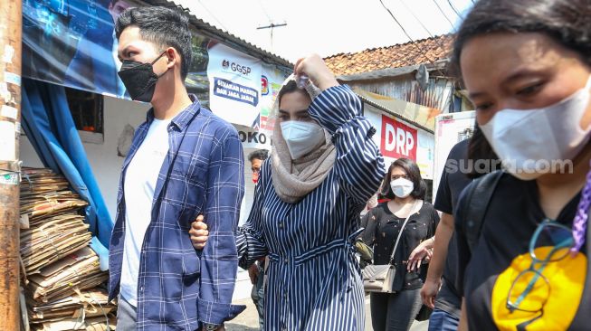 Aktris Ashanty usai memberikan bantuan berupa sembako kepada warga korban kebakaran di Jalan Karet Pasar Baru 1, Karet Tengsin, Jakarta Pusat, Jumat (6/8/2021). [Suara.com/Alfian Winanto]