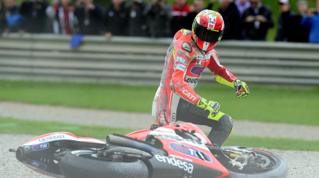 Pembalap Italia Valentino Rossi dari tim Ducati berdiri setelah terjatuh saat balapan MotoGP Grand Prix Valencia di arena pacuan kuda Ricardo Tormo di Cheste dekat Valencia pada 6 November 2011. AFP PHOTO