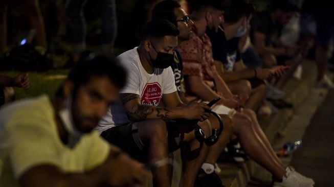 Fans Barcelona berkumpul di luar Camp Nou, Barcelona, Spanyol, Kamis (5/8). [Foto AFP]
