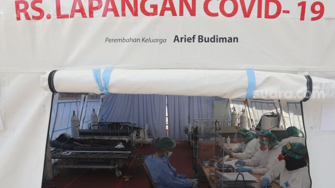 Petugas medis berada di dalam tenda darurat yang dijadikan ruang triase di halaman RSUD Matraman, Jakarta, Jumat (6/8/2021). [Suara.com/Angga Budhiyanto]