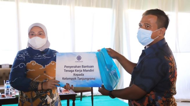 Bantu Masyarakat Terdampak Pandemi, Kemnaker Serahkan Bantuan kepada PKL Mojokerto