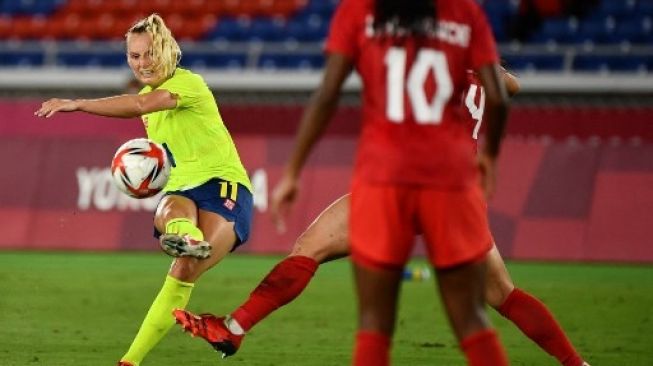 Penyerang Swedia Stina Blackstenius melepaskan tendangan ke gawang Kanada dalam laga final sepak bola putri Olimpiade Tokyo di Stadion Yokohama, Jumat (6/8/2021). [AFP]