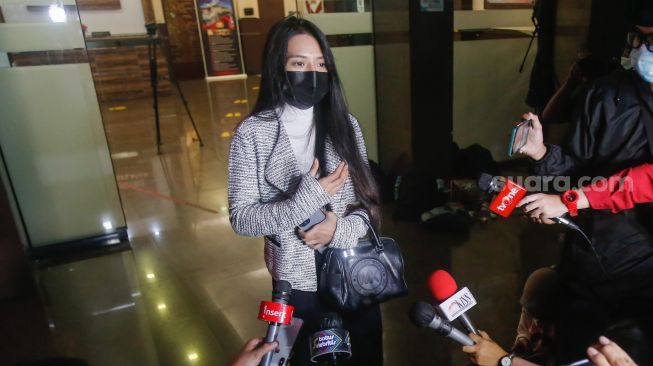 Selebgram Berlliana Lovell menemui awak media usai menemani Dinar Candy yang menjalani pemeriksaan di Polres Metro Jakarta Selatan, Kamis (6/8/2021). [Suara.com/Alfian Winanto]